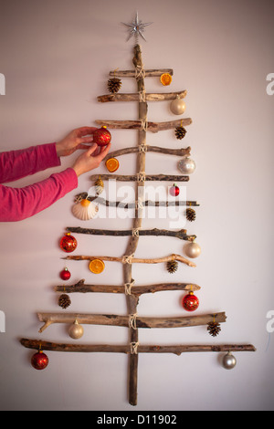 Driftwood Weihnachtsbaum aus Stücke Treibholz am Strand und String. Stockfoto