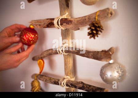 Treibholz-Weihnachtsbaum gemacht Formsteine Treibholz am Strand und Zeichenfolge gefunden. Stockfoto