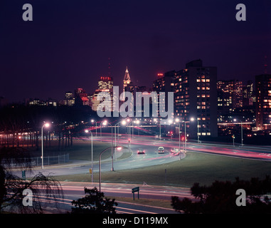 1960ER JAHREN PHILADELPHIA PA AUSSICHT AUF DIE INNENSTADT BEI NACHT RATHAUS IM HINTERGRUND Stockfoto