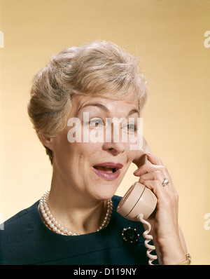 1960ER JAHREN LÄCHELT GLÜCKLICH SENIOR FRAU AM TELEFON Stockfoto