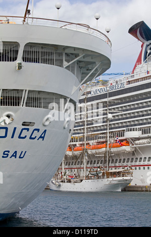 Fred Olsen Linie MV Boudicca festgemacht in Las Palmas de Gran Canaria. Carnival Breeze Kreuzfahrt-Schiff und Segelschiff Christian Radich Stockfoto