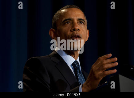 US-Präsident Barack Obama Dank Senatoren Nunn und Lugar für ihre Arbeit, de-Nucularize Ländern nach dem Fall der Sowjetunion an der National Defense University 3. Dezember 2012 in Washington DC zu helfen. Die Senatoren wurden die Defense Civilian Service Award ausgezeichnet, die höchste Auszeichnung des Verteidigungsministeriums ein Zivilist geben kann. Stockfoto