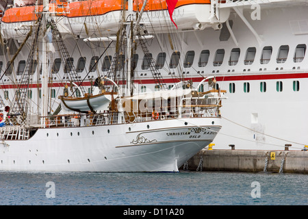 Der Norweger, Segelschiff, die Christian Radich in Las Palmas vertäut, Kreuzfahrtschiff Gran Canaria neben die Carnival Breeze. Stockfoto