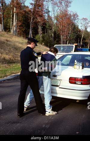 1990ER JAHREN POLIZISTEN VERHAFTEN MODUL AUTOFAHRER WEGEN TRUNKENHEIT AM STEUER Stockfoto