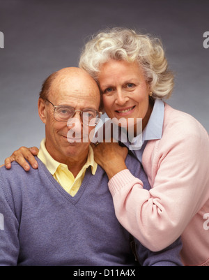 MITTE DER 1990ER JAHRE PORTRÄT IM ALTER VON PAAR MANN TRÄGT BRILLE KAMERAFRAU STÜTZTE SICH AUF SEINE SCHULTER ZU BETRACHTEN Stockfoto