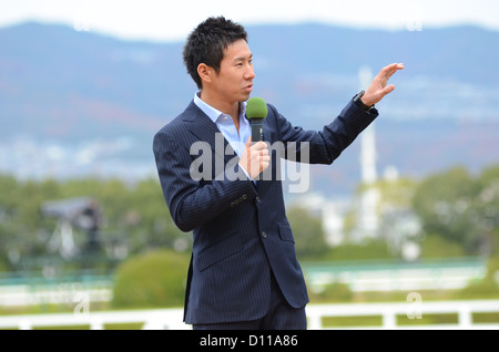 Japanischer Rennfahrer Kamui Kobayashi spricht bei einen Auftritt bei Hanshin Pferderennbahn in Japan am 2. Dezember 2012. Stockfoto