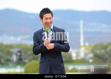 Japanischer Rennfahrer Kamui Kobayashi spricht bei einen Auftritt bei Hanshin Pferderennbahn in Japan am 2. Dezember 2012. Stockfoto