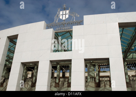 Das australische Wappen über dem Eingang zum Parlamentsgebäude, Canberra, Australien. Stockfoto