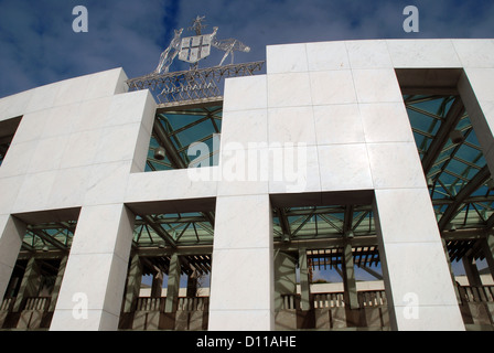 Das australische Wappen über dem Eingang zum Parlamentsgebäude, Canberra, Australien. Stockfoto