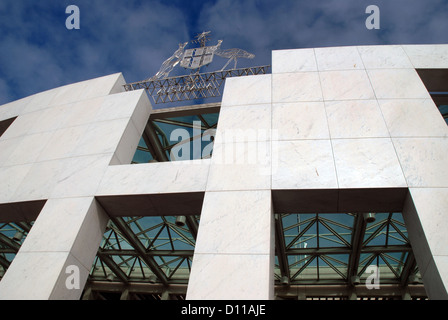 Das australische Wappen über dem Eingang zum Parlamentsgebäude, Canberra, Australien. Stockfoto