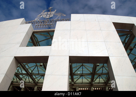 Das australische Wappen über dem Eingang zum Parlamentsgebäude, Canberra, Australien. Stockfoto