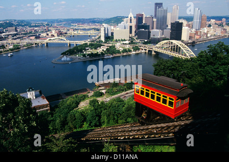 1990ER JAHRE BLICK AUF SKYLINE VON PITTSBURGH PA AUS STEIGUNG SEILBAHN AUF SOUTHSIDE Stockfoto