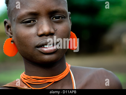 Porträt eines jungen Bodi Stamm Mädchen mit Orange Juwelen, Hana Mursi, Omo-Tal, Äthiopien Stockfoto