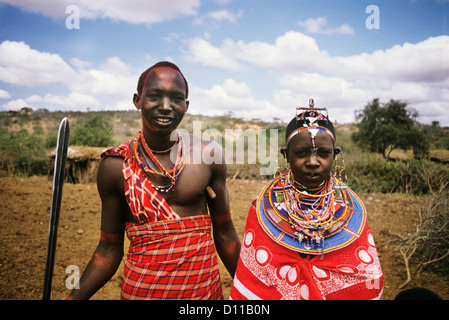 1990ER JAHRE MASAI PAAR IN NATIVE KLEID BLICK AUF KAMERA KENIA AFRIKA Stockfoto