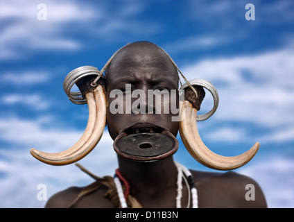 Porträt einer Stamm der Mursi-Frau mit Mundlochplatte und vergrößerte Ohren im Mago Nationalpark, Omo-Tal, Äthiopien Stockfoto