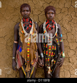 Porträt zweier Hamar Stamm Frauen posieren mit traditionellen Halskette und Tier Haut gefertigte Kleidung, Turmi, Omo-Tal, Äthiopien Stockfoto