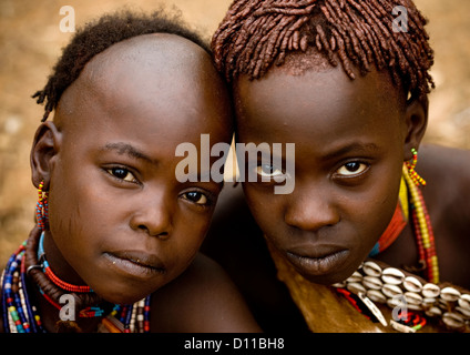 Hamar Stamm Kids mit traditionellen Halskette und Frisur, Turmi, Omo-Tal, Äthiopien Stockfoto