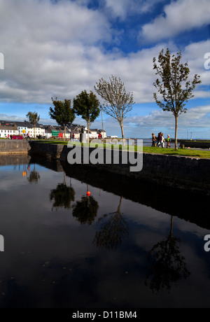 Beiliegende Dock aus dem Fluss Corrib in der Nähe von Claddagh Qauy, Stadt Galway, Irland Stockfoto