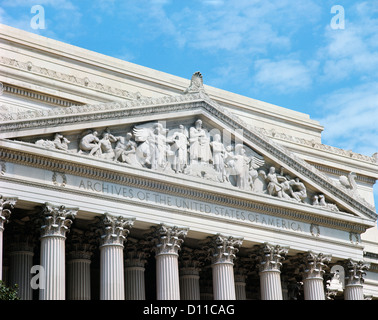 1960ER JAHREN ARCHITEKTONISCHE DETAILS VON DEM GIEBEL DES GEBÄUDES NATIONAL ARCHIVES IN WASHINGTON, D.C. Stockfoto