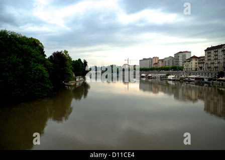 Ein Blick auf liegt Fluss bei Hochwasser von Vittorio Emanuele ich an einem bewölkten Tag zu überbrücken. Auf der rechten Seite die Nachtclubs von Turin. Stockfoto