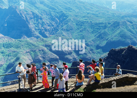 1970ER JAHREN WAIMEA CANYON KAUAI INSELN HAWAII TOURISTEN ÜBERSEHEN ANSICHT Stockfoto
