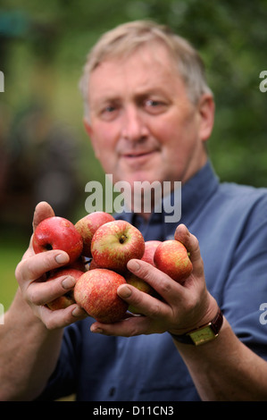 Apfelwein Herstellung Landwirt Mike Johnson in Broome Farm in der Nähe von Ross-on-Wye UK wo gibt es freie Campen und Verkostung zu freiwilligen Apple p Stockfoto