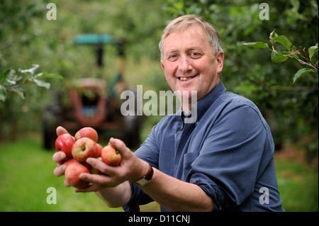 Apfelwein Herstellung Landwirt Mike Johnson in Broome Farm in der Nähe von Ross-on-Wye UK wo gibt es freie Campen und Verkostung zu freiwilligen Apple p Stockfoto