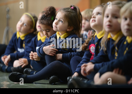 Kinder in Morgen Versammlung in Our Lady & St. Werburgh's katholische Grundschule in Newcastle-under-Lyme, Staffordshire UK Stockfoto