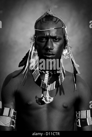 Porträt eines jungen Tsamay Whipper mit Federn befestigt sein Haarband und traditionellen Halskette, Turmi, Äthiopien Stockfoto