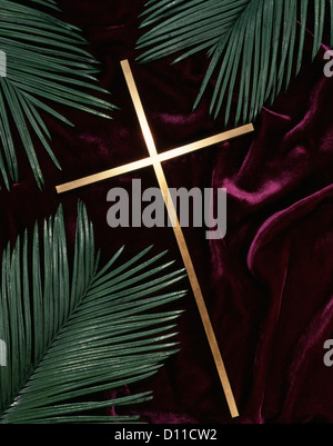GOLD CROSS GRÜNE PALME WEDEL LILA SAMT HINTERGRUND Stockfoto
