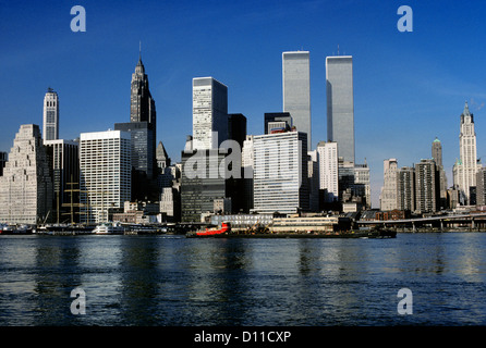 1970ER JAHREN NEW YORK NY SKYLINE VON DOWNTOWN VOM HAFEN Stockfoto