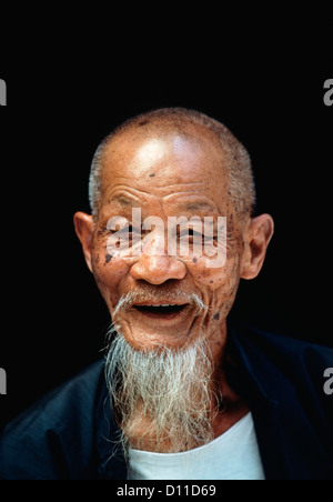 ÄLTEREN BÄRTIGEN CHINESISCH MANN LÄCHELND CHARAKTER Stockfoto