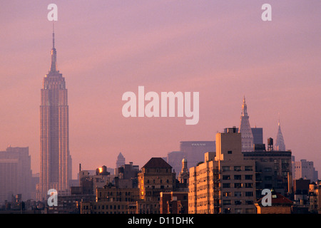 1980ER JAHRE EMPIRE STATE BUILDING SUCHEN NORDEN AUS DEM DORF NEW YORK CITY NEW YORK USA Stockfoto