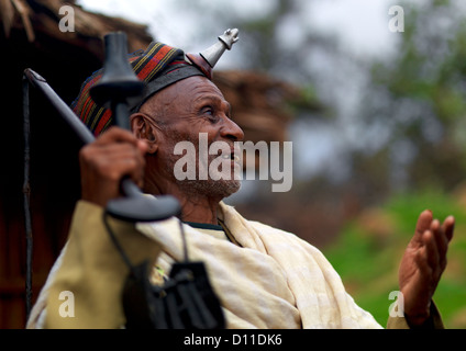 Porträt der Borana Stamm Chef tragen die Kalasha auf seiner Stirn, Yabello, Omo-Tal, Äthiopien Stockfoto
