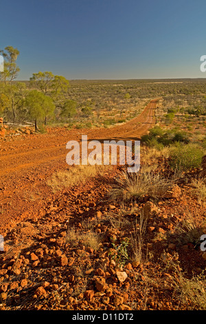 Langer Weg über australische Outback Prärie zum fernen Horizont in der Nähe von Opal Bergbau Stadt Yowah in Queensland, Westaustralien Stockfoto