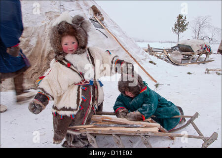 28. Februar 2004 - Russland - Nadymsky Region von jamalo-Nenzen autonomer Okrug,Russia.The Nentsy (auch bekannt als die Yurak) sind eine der fünf Samoyedic Völker, darunter auch die Entsy (Yenisei), Nganasany (Tavgi), Sel'kupy und Kamas... Obwohl viele Aspekte ihres Lebens geändert haben, die Nentsy noch angewiesen auf ihre traditionelle Weise des Lebens, die Jagd, Rentierzucht und Angeln ist... Im Bild: Alltag der Nentsy. (Kredit-Bild: © PhotoXpress/ZUMAPRESS.com) Stockfoto