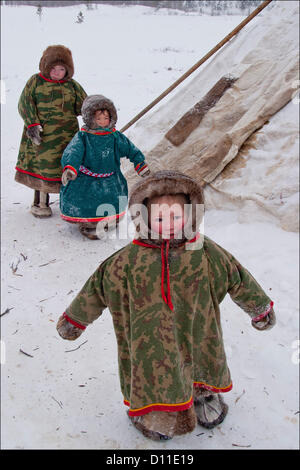 28. Februar 2004 - Russland - Nadymsky Region von jamalo-Nenzen autonomer Okrug,Russia.The Nentsy (auch bekannt als die Yurak) sind eine der fünf Samoyedic Völker, darunter auch die Entsy (Yenisei), Nganasany (Tavgi), Sel'kupy und Kamas... Obwohl viele Aspekte ihres Lebens geändert haben, die Nentsy noch angewiesen auf ihre traditionelle Weise des Lebens, die Jagd, Rentierzucht und Angeln ist... Im Bild: Alltag der Nentsy. (Kredit-Bild: © PhotoXpress/ZUMAPRESS.com) Stockfoto