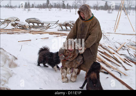 28. Februar 2004 - Russland - Nadymsky Region von jamalo-Nenzen autonomer Okrug,Russia.The Nentsy (auch bekannt als die Yurak) sind eine der fünf Samoyedic Völker, darunter auch die Entsy (Yenisei), Nganasany (Tavgi), Sel'kupy und Kamas... Obwohl viele Aspekte ihres Lebens geändert haben, die Nentsy noch angewiesen auf ihre traditionelle Weise des Lebens, die Jagd, Rentierzucht und Angeln ist... Im Bild: Alltag der Nentsy. (Kredit-Bild: © PhotoXpress/ZUMAPRESS.com) Stockfoto