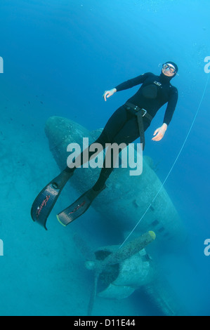 Freediver im Inneren des Wracks der Douglas DC-3 Dakota, Mittelmeer, Kash, Türkei Stockfoto