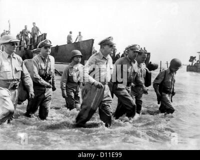 US-General Douglas MacArthur (Mitte) watet an Land während der ersten Landungen 20. Oktober 1944 auf Leyte, Philippinische Inseln. Stockfoto