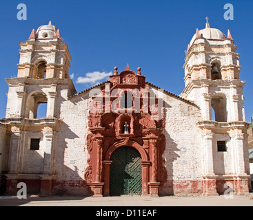 Historische Santa Barbara katholische Kirche mit reich verzierten Eingang und Eingang im Dorf Huancavelica in Peru, Südamerika Stockfoto