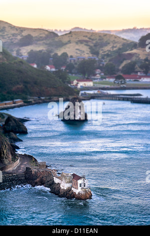 Kleines Haus auf den Felsen in der Bucht und weit entfernten Hügel. Besorgten Landschaft in der Nähe der Golden Gate Bridge. Stockfoto