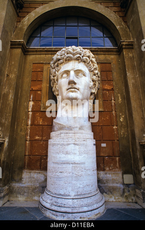 1990ER JAHRE LEITER DES KOLOSSALEN AUGUSTUS-STATUE IM INNENHOF CHIARAMONTI MUSEUM VATIKAN ROM ITALIEN Stockfoto