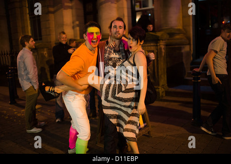 Jugendliche feiern am Samstagabend auf den Straßen von Aberystwyth Wales UK Stockfoto