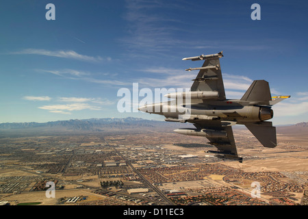 Eine f-16 Fighting Falcon fliegt in Richtung Nevada Test und Trainingsbereich 25. Januar 2012 auf Nellis Air Force Base, Nevada. Stockfoto