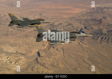 Zwei f-16 Fighting Falcons fliegen in Richtung der Nevada Test und Trainingsbereich 25. Januar 2012 auf Nellis Air Force Base, Nevada. Stockfoto