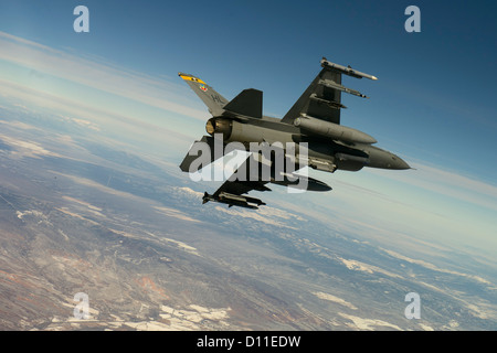 Eine f-16 Fighting Falcon fliegt in Richtung Nevada Test und Trainingsbereich 25. Januar 2012 auf Nellis Air Force Base, Nevada. Stockfoto