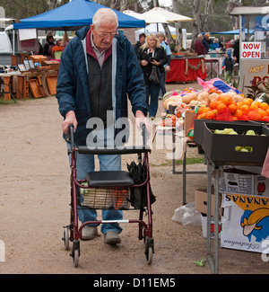 Ältere Mann - Rentner - mit Rahmen, zu Fuß einkaufen bei Farmers Market an Murrabit in der Nähe von Cohuna, Victoria Stockfoto