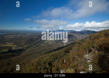 Blick auf die weite Landschaft der Täler und Bergketten des Grampians National Park vom Schnellboot Lookout in Victoria Australien Stockfoto