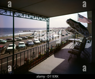 1960ER JAHRE BLICK VOM BALKON DER TERRASSE DES HOTELS MOTEL AUTOS IM PARKPLATZ VIEL HAMPTON BEACH NH USA Stockfoto